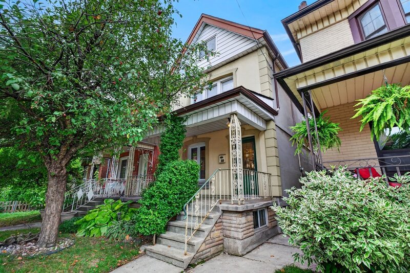 DUPLEX POTENTIAL IN CHARMING WELLANDPORT BUNGALOW!